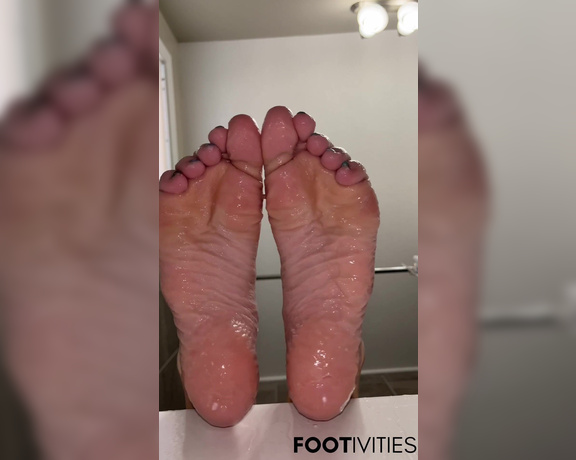 Ivy’s Feet aka footivy Foot Fetish - 12-18-2022 OnlyFans Video - Happy Soles Sunday  I love how wrinkly my feet are after a bath