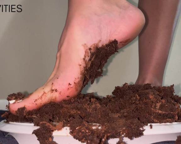 Ivy’s Feet aka footivy Foot Fetish - 08-25-2023 OnlyFans Video - Cake Smash 327