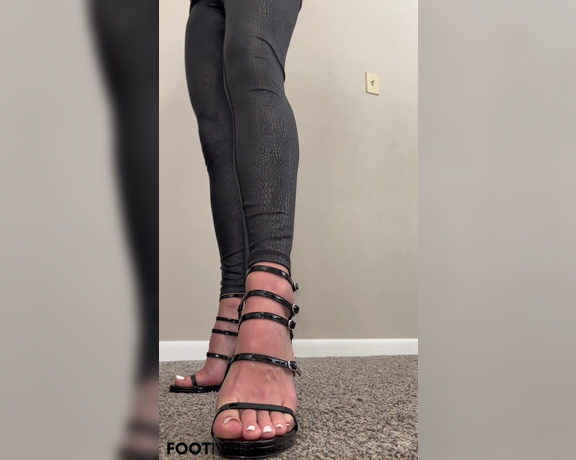 Ivy’s Feet aka footivy Foot Fetish - 01-19-2024 OnlyFans Video - Dominating your mind