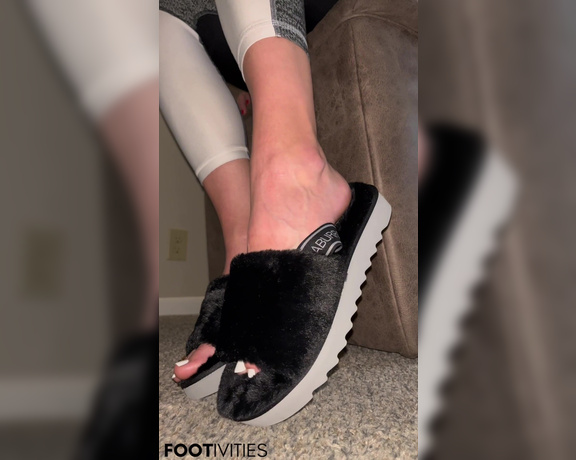 Ivy’s Feet aka footivy Foot Fetish - 01-14-2024 OnlyFans Video - Silent Slipper Tease  Staying cozy in my slippers and showing them off in multiple angles