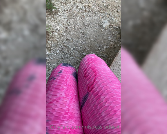 Mistress Red Devil aka mistressreddevil Femdom - 05-21-2022 OnlyFans Video - Chi vuole massaggiare le gambe della Padrona dopo una lunga camminata in montagna