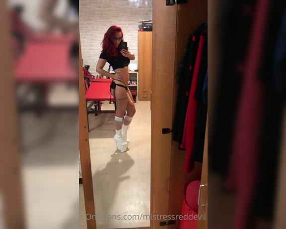 Mistress Red Devil aka mistressreddevil Femdom - 06-10-2020 OnlyFans Video - Vi voglio tutti ai miei piedi