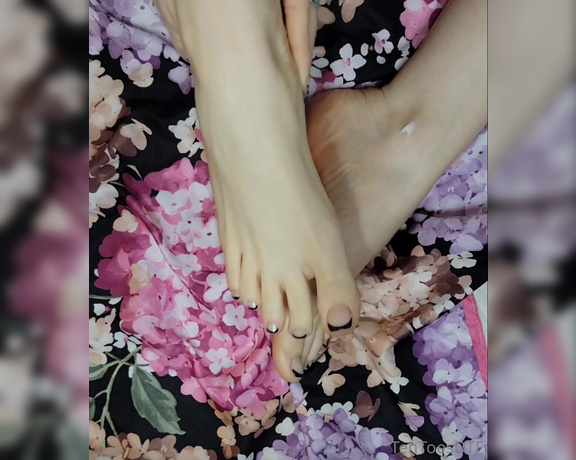 Messy Melanie aka messymelanie Foot Fetish - 02-03-2022 OnlyFans Video - Okay guys Ive got 2 minutes of video of me lotioning my feet and 15 photos