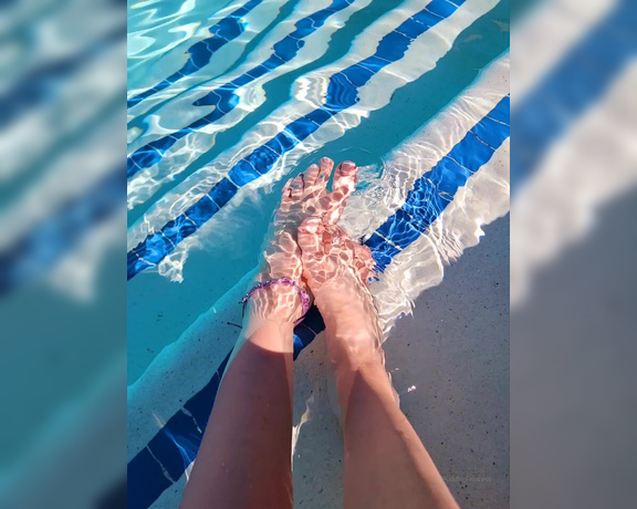 Messy Melanie aka messymelanie Foot Fetish - 07-08-2022 OnlyFans Video - Thirsty Thursday by the pool