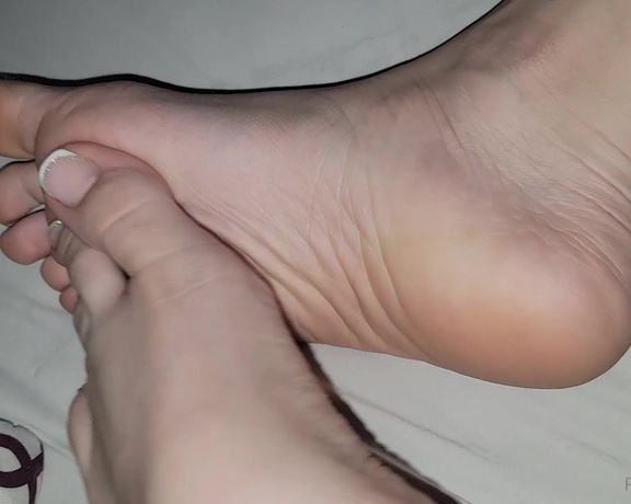 Messy Melanie aka messymelanie Foot Fetish - 07-03-2022 OnlyFans Video - Do you like my wrinkled soles and high arches  Promise theyre soft as butter and