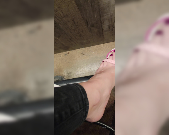 Messy Melanie aka messymelanie Foot Fetish - 08-22-2022 OnlyFans Video - Night out at the bar_4sm4