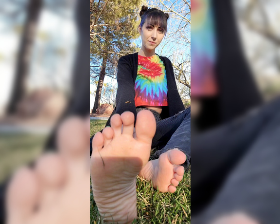 Messy Melanie aka messymelanie Foot Fetish - 03-10-2023 OnlyFans Video - Enjoying The View