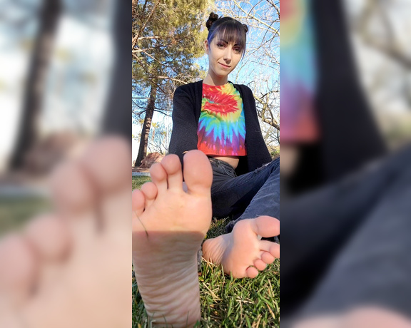 Messy Melanie aka messymelanie Foot Fetish - 03-10-2023 OnlyFans Video - Enjoying The View