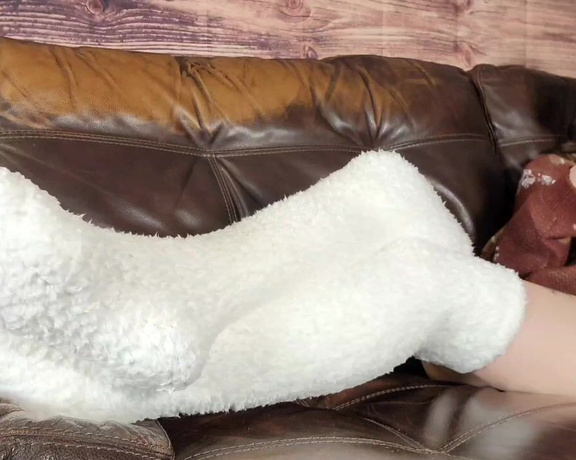 Messy Melanie aka messymelanie Foot Fetish - 12-08-2023 OnlyFans Video - Fuzzy Socks Ignore Video If you dont like socks this isnt for you