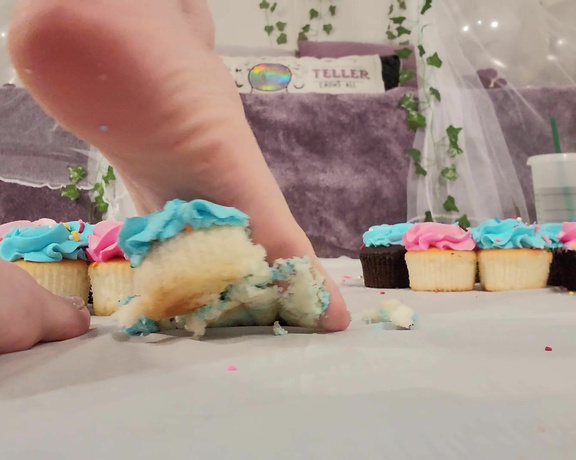 Messy Melanie aka messymelanie Foot Fetish - 01-23-2024 OnlyFans Video - ASMR Cupcake Squish Details Tiny POV, Cake Crush, ASMR