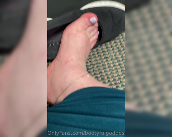 Bootyful Goddess aka bootyfulgoddess Findom - 04-29-2023 OnlyFans Video - Stinky feet