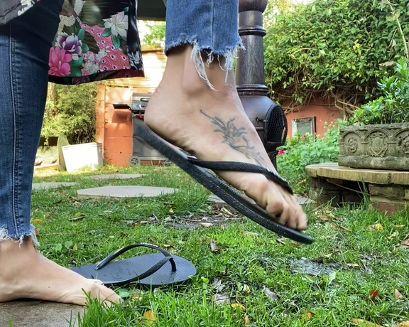 Feetwonders aka Feetwonders OnlyFans - Whilst in the garden dirty (muddy a little) feet (humiliation)