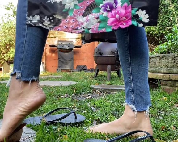 Feetwonders aka Feetwonders OnlyFans - Whilst in the garden dirty (muddy a little) feet (humiliation)