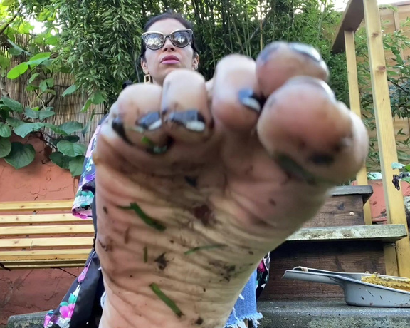 Feetwonders aka Feetwonders OnlyFans - Whilst in the garden dirty (muddy a little) feet (humiliation)