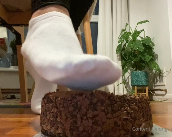 Feetwonders aka Feetwonders OnlyFans - Cake crushing with sockshumiliation (this is a custom the person who bought it stated that I should