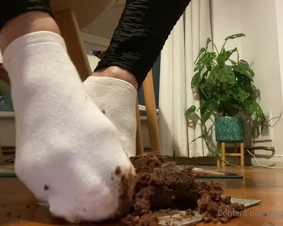 Feetwonders aka Feetwonders OnlyFans - Cake crushing with sockshumiliation (this is a custom the person who bought it stated that I should