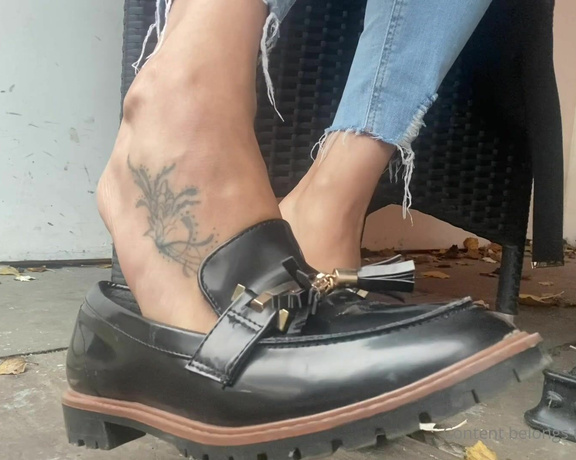 Feetwonders aka Feetwonders OnlyFans - Shoe play at the pub (loafers)