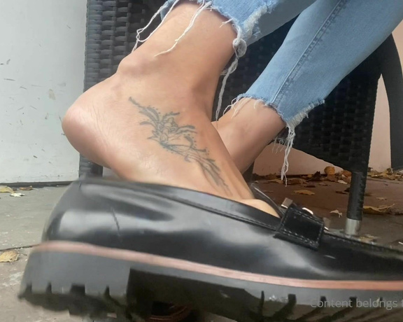 Feetwonders aka Feetwonders OnlyFans - Shoe play at the pub (loafers)