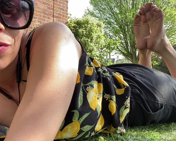 Feetwonders aka Feetwonders OnlyFans - The pose  slightly dusty soles