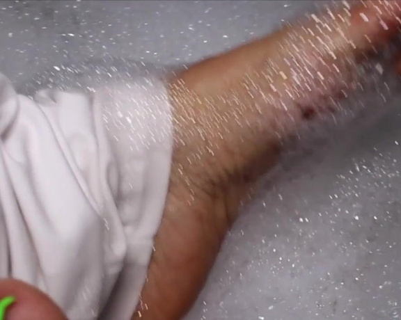 YelahiaG aka Yelahiag OnlyFans - Happy Saturday everyone! For the ticklish and wet feet lovers ! i hope enjoy it so much ! Kisses!