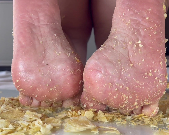 YelahiaG aka Yelahiag OnlyFans - Happy Saturday! For lovers of my feet, food crushing and ASMR, this video that I made with a lot
