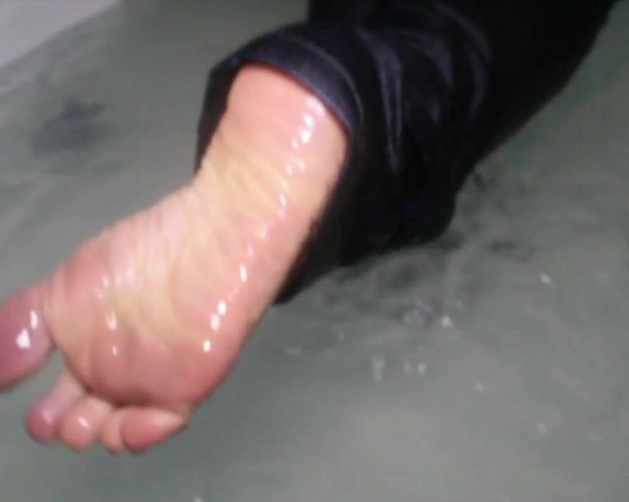 YelahiaG aka Yelahiag OnlyFans - Hi bb! My wet feet for you!