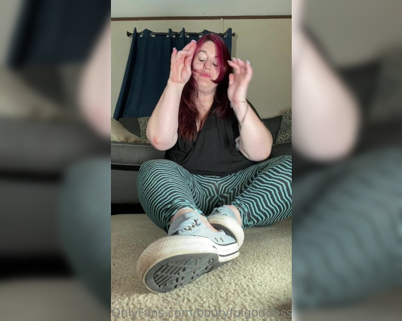 Bootyful Goddess aka bootyfulgoddess Findom - 07-20-2023 OnlyFans Video - Smelly feet and shoes