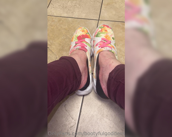 Bootyful Goddess aka bootyfulgoddess Findom - 08-15-2023 OnlyFans Video - Smelly Shoe Removal to No Show Socks Want these shoes Message me to make it happen