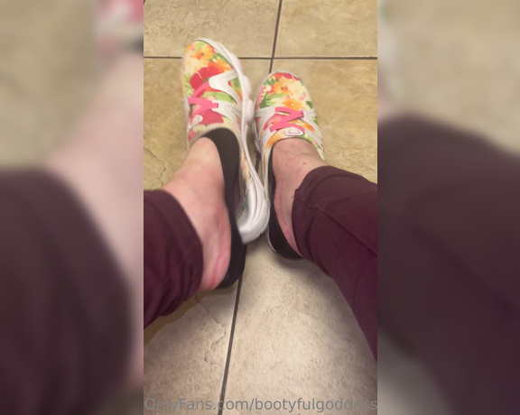 Bootyful Goddess aka bootyfulgoddess Findom - 08-15-2023 OnlyFans Video - Smelly Shoe Removal to No Show Socks Want these shoes Message me to make it happen