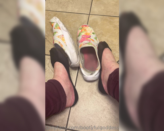 Bootyful Goddess aka bootyfulgoddess Findom - 08-15-2023 OnlyFans Video - Smelly Shoe Removal to No Show Socks Want these shoes Message me to make it happen