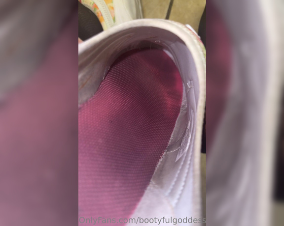 Bootyful Goddess aka bootyfulgoddess Findom - 08-15-2023 OnlyFans Video - Smelly Shoe Removal to No Show Socks Want these shoes Message me to make it happen