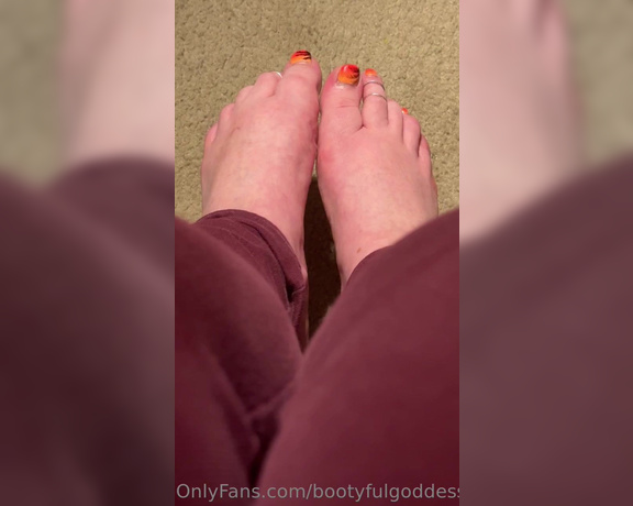 Bootyful Goddess aka bootyfulgoddess Findom - 08-30-2023 OnlyFans Video - Wiggle toes and audio