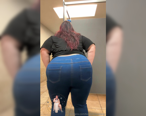 Bootyful Goddess aka bootyfulgoddess Findom - 11-06-2023 OnlyFans Video - I havent had a response on content that new subscribers would like me to post, so