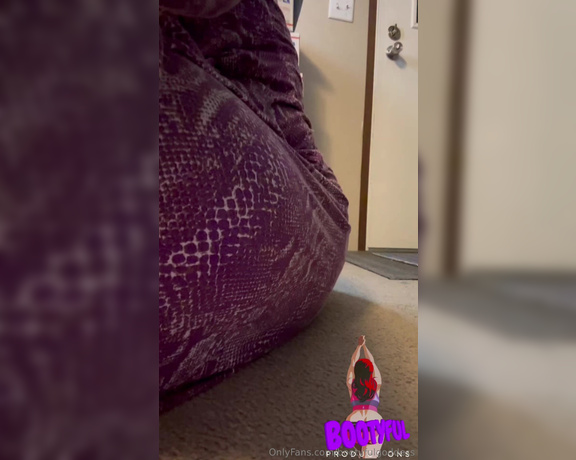 Bootyful Goddess aka bootyfulgoddess Findom - 01-06-2024 OnlyFans Video - Seated fart to start your morning