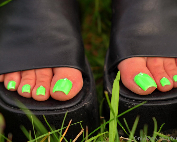 Bubblegum Toes aka bubblegumtoes2 Foot Fetish - 08-31-2024 OnlyFans Video - Do you like my long green nails