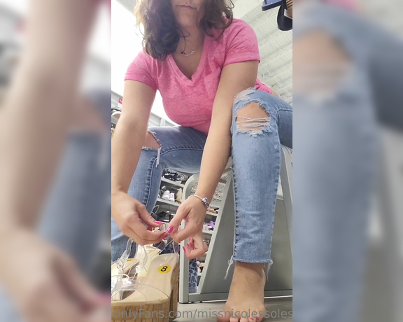 Goddess Nicole aka nicolesgoddesssoles Foot Fetish - 04-18-2023 OnlyFans Video - Trying on some shoes