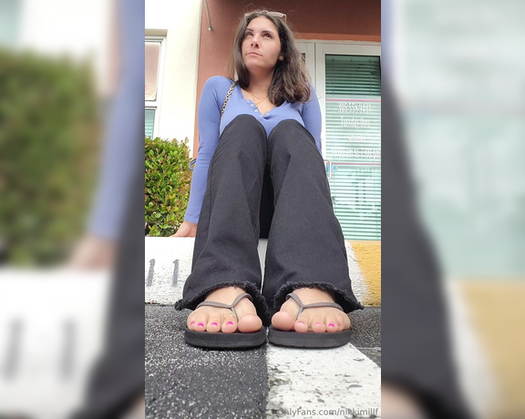 Goddess Nicole aka nicolesgoddesssoles Foot Fetish - 11-22-2023 OnlyFans Video - Some parking lot toe wiggles_0xra