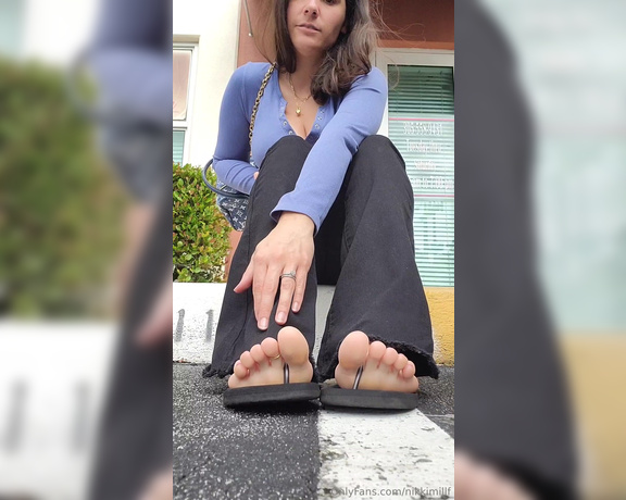 Goddess Nicole aka nicolesgoddesssoles Foot Fetish - 11-22-2023 OnlyFans Video - Some parking lot toe wiggles_0xra