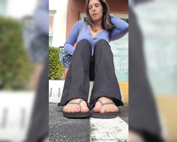 Goddess Nicole aka nicolesgoddesssoles Foot Fetish - 11-22-2023 OnlyFans Video - Some parking lot toe wiggles_0xra