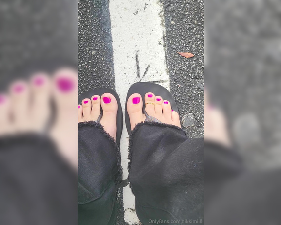 Goddess Nicole aka nicolesgoddesssoles Foot Fetish - 11-22-2023 OnlyFans Video - Some parking lot toe wiggles