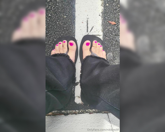 Goddess Nicole aka nicolesgoddesssoles Foot Fetish - 11-22-2023 OnlyFans Video - Some parking lot toe wiggles