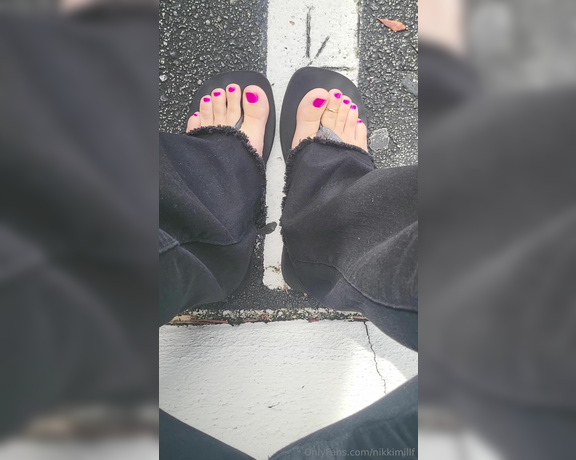 Goddess Nicole aka nicolesgoddesssoles Foot Fetish - 11-22-2023 OnlyFans Video - Some parking lot toe wiggles