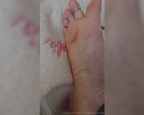 Goddess Nicole aka nicolesgoddesssoles Foot Fetish - 05-01-2024 OnlyFans Video - I love new slippers