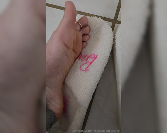 Goddess Nicole aka nicolesgoddesssoles Foot Fetish - 05-01-2024 OnlyFans Video - I love new slippers