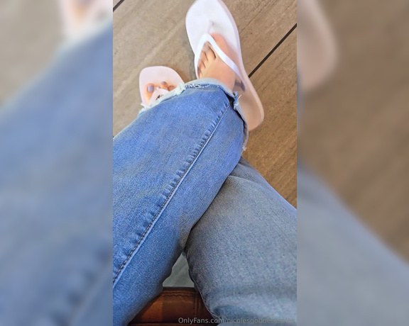 Goddess Nicole aka nicolesgoddesssoles Foot Fetish - 05-31-2024 OnlyFans Video - Playing with my flip flops and doing some foot play in busy starbucks