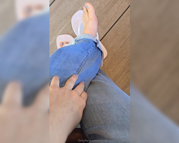 Goddess Nicole aka nicolesgoddesssoles Foot Fetish - 05-31-2024 OnlyFans Video - Playing with my flip flops and doing some foot play in busy starbucks