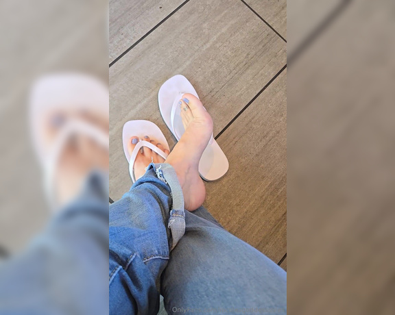 Goddess Nicole aka nicolesgoddesssoles Foot Fetish - 05-31-2024 OnlyFans Video - Playing with my flip flops and doing some foot play in busy starbucks