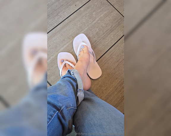 Goddess Nicole aka nicolesgoddesssoles Foot Fetish - 05-31-2024 OnlyFans Video - Playing with my flip flops and doing some foot play in busy starbucks