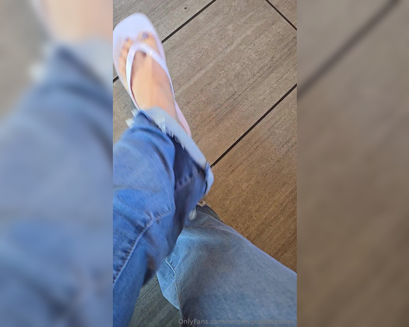 Goddess Nicole aka nicolesgoddesssoles Foot Fetish - 05-31-2024 OnlyFans Video - Playing with my flip flops and doing some foot play in busy starbucks