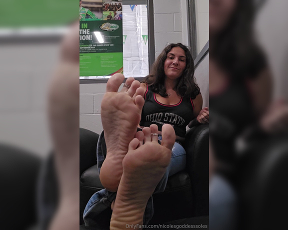 Goddess Nicole aka nicolesgoddesssoles Foot Fetish - 07-19-2024 OnlyFans Video - I forgot this video i took waiting to get an oil change on my car